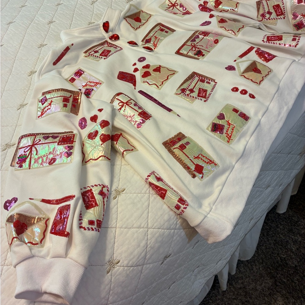 QUEEN OF SPARKLES VALENTINES 💝 sweater White and Red iridescent envelope mail